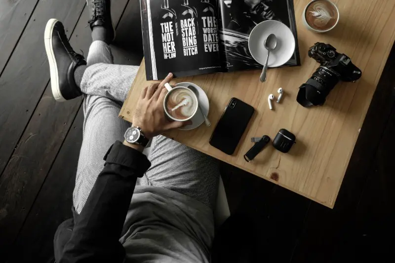 A man drinking coffe on the table.