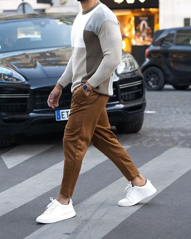Round neck sweat shirt and trousers.
