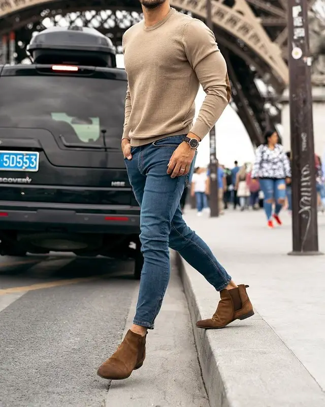 Round neck sweat shirt and jeans.