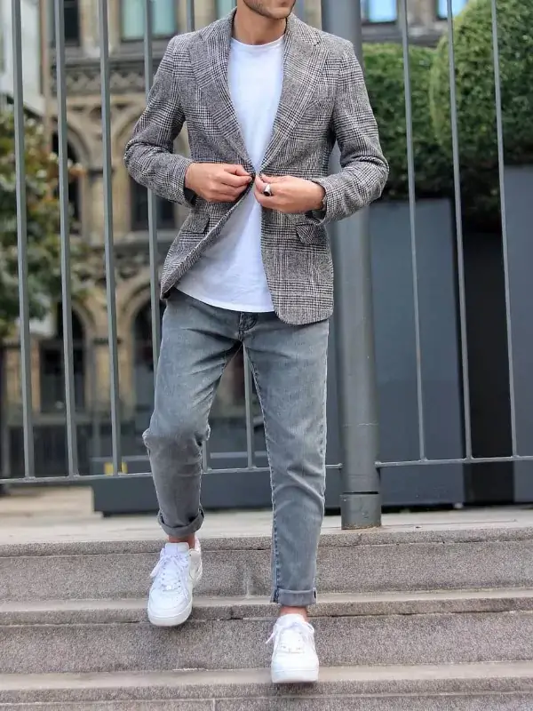 Blazer, a t-shirt with jeans